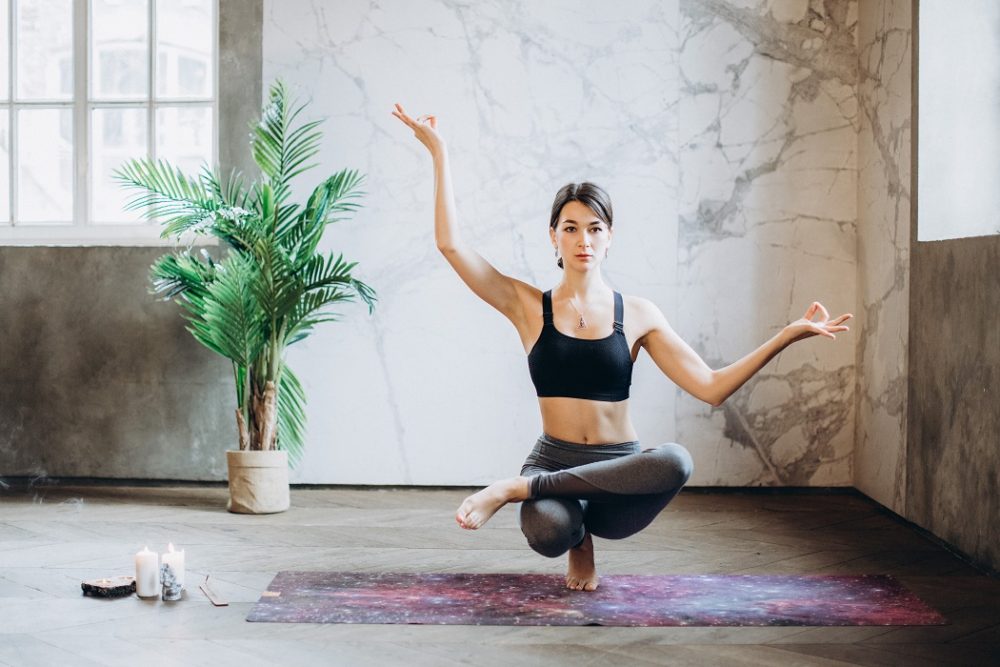 Quelles sont les postures de yoga Iyengar qui peuvent aider à renforcer le système immunitaire ?